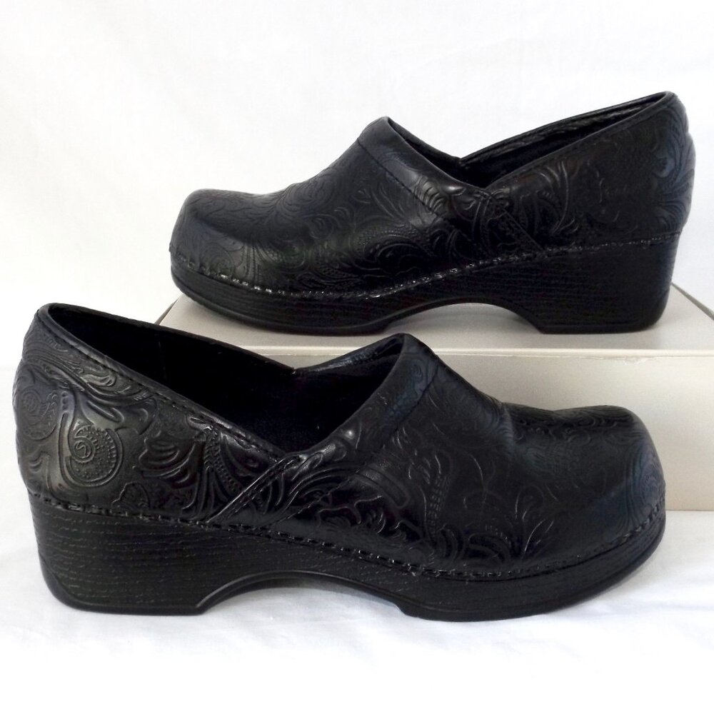 White Mountain Slip-on Comfort Shoes, Black, Embossed Floral, Size 9 EC